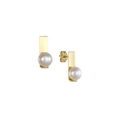 Earrings with pearls