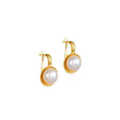 Earrings with pearls